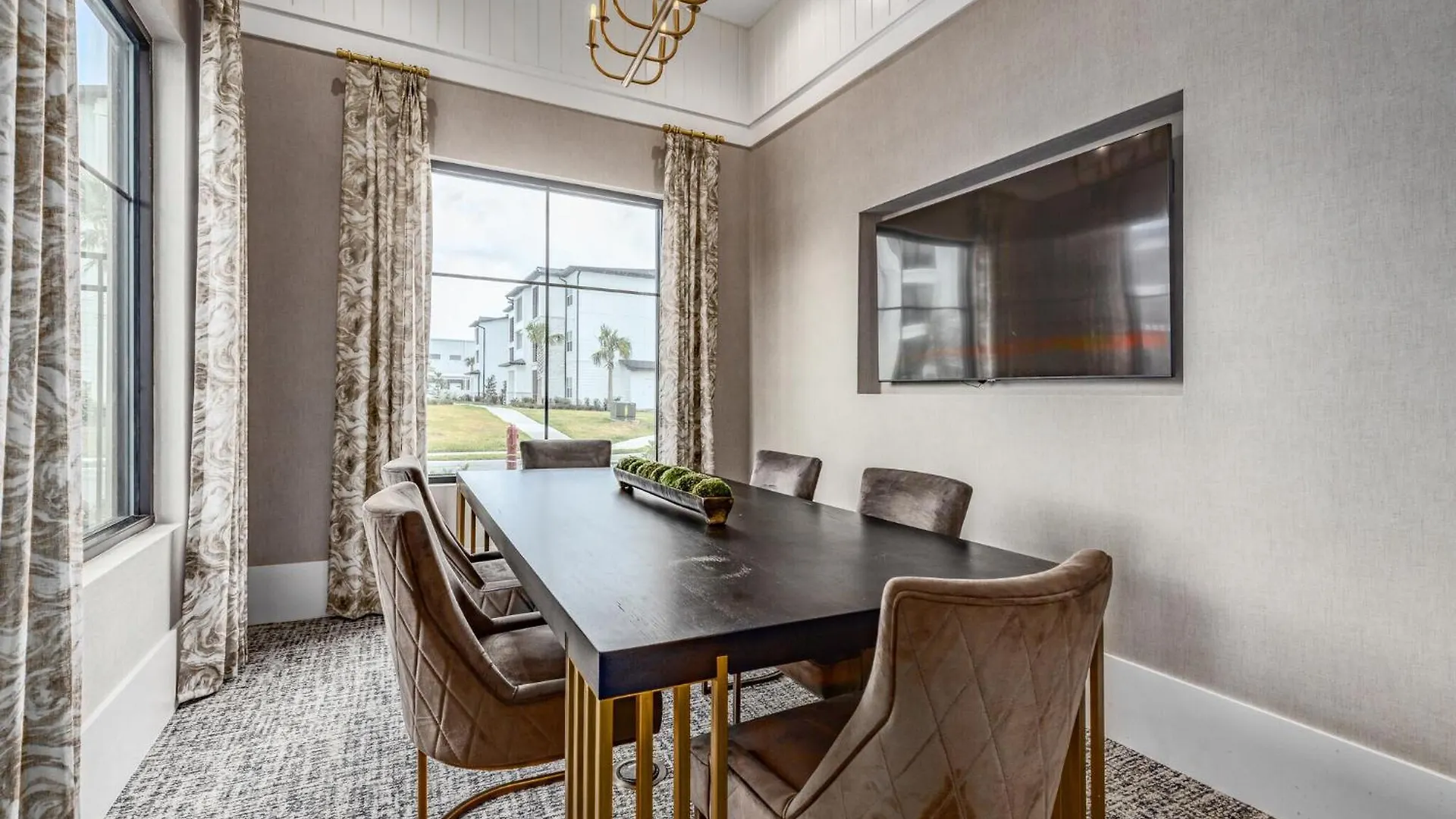Private Full Close To Parks King Apt, Pool, Gym, Pets Allowed Orlando